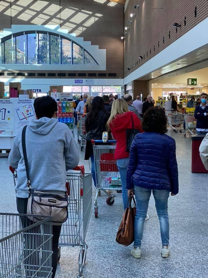 Tutti in coda al supermercato: “Se questo è ammesso, devono poter aprire anche le altre attività”