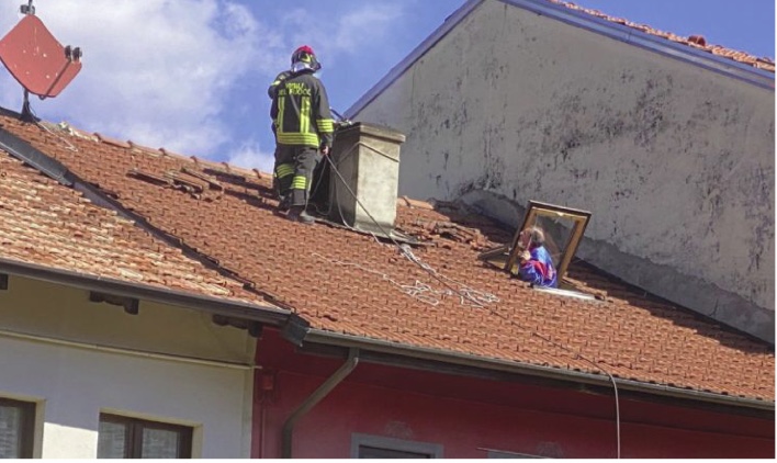 Incendio tra le case nel cuore di Chiavazza