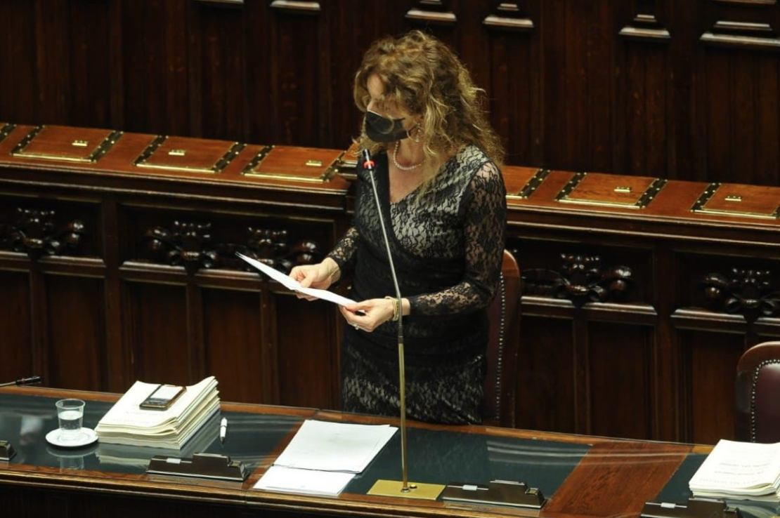 Docente Lis di Cossato ‘bacchetta’ la Ministra: “Non è una insegna da stazione”