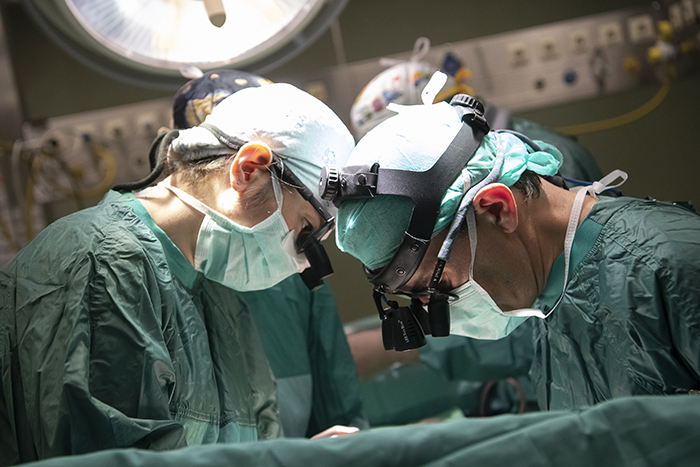 Nata con l’intestino al posto di un polmone, bimba salvata dai medici della Città della Salute
