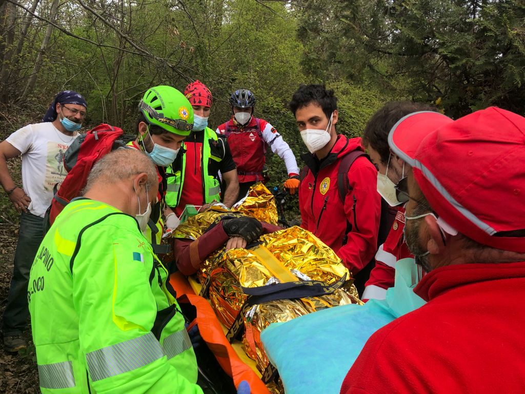 Biker cade in montagna e perde conoscenza: intervento in zona impervia per il Soccorso Alpino