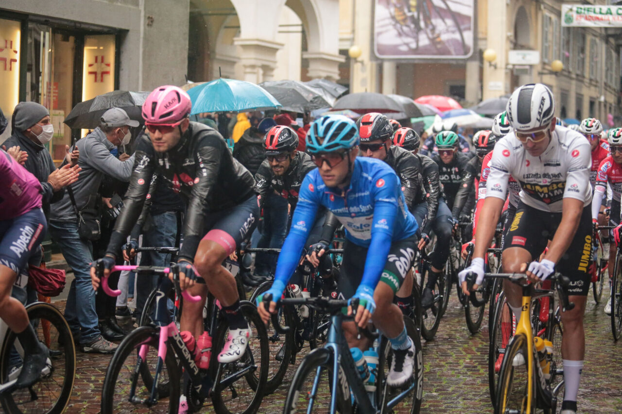 Le foto del Giro d’Italia a Biella sotto la pioggia