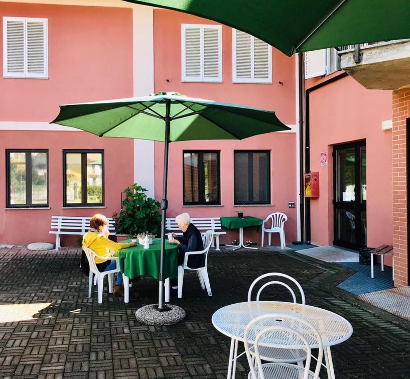 Ecco la casa di riposo che offre l’aperitivo a ospiti e parenti