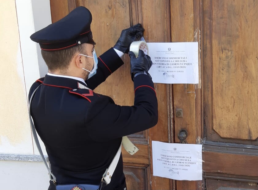 Bar aperto nel cuore della notte. Imposto lo stop, multa ai clienti