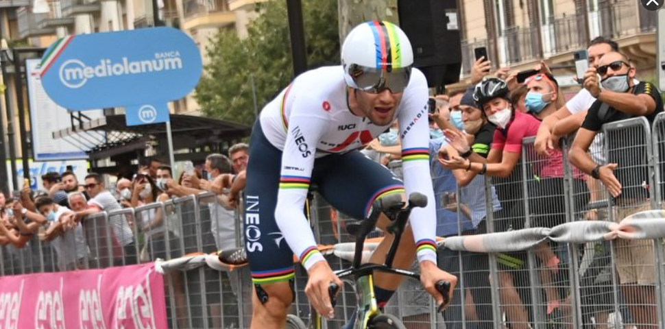 Giro d’Italia, Filippo Ganna vince la tappa ed è la prima maglia rosa