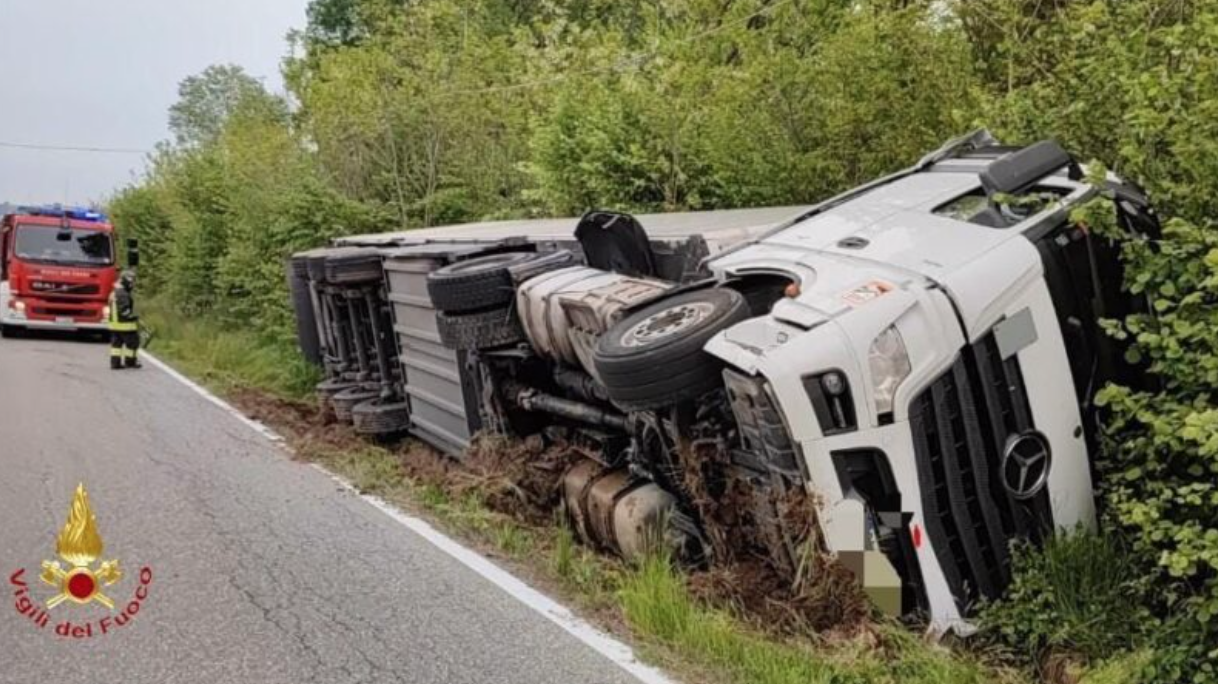 Camion invade la corsia opposta e finisce fuori strada a Gattinara