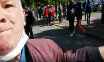 Negazionisti del Covid picchiano un giornalista vicino a Torino