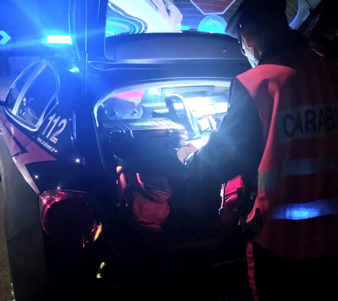 Valdilana: auto in fiamme in frazione Fila, l’incendio potrebbe essere doloso