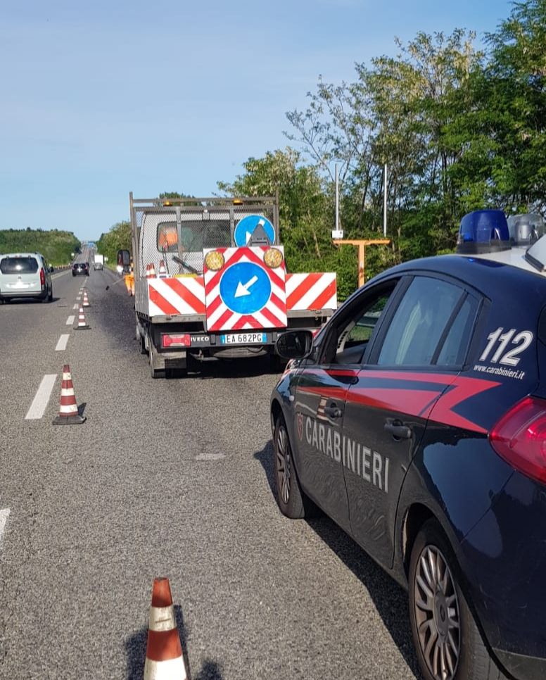 Non vuole compilare il modello della constatazione amichevole, arrivano i Carabinieri