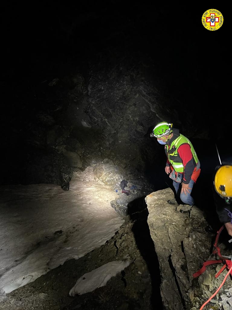 Migrante cade e finisce nel fondo di un nevaio: salvato in piena notte