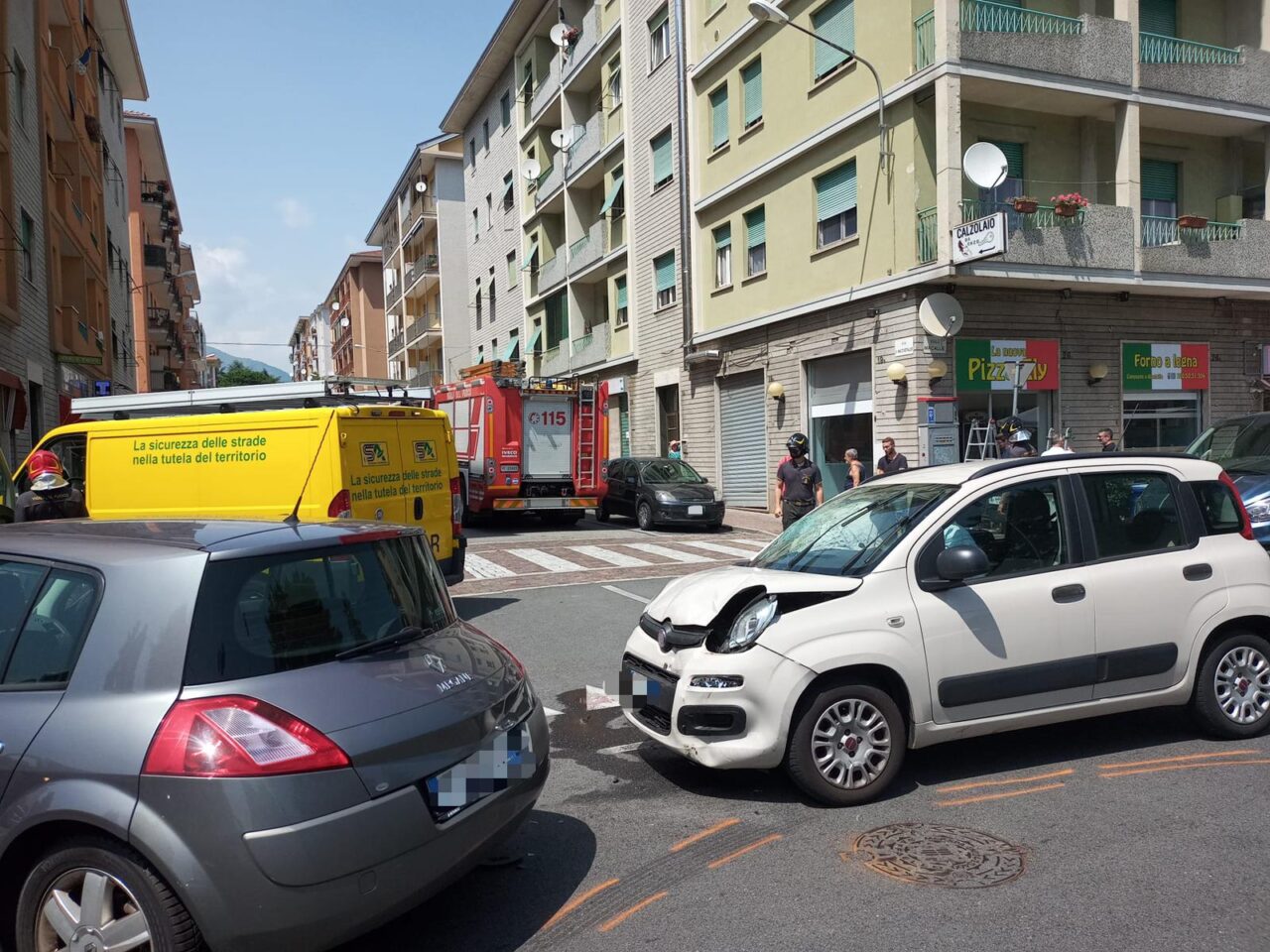 Schianto tra auto davanti allo stadio. Scoppiano gli airbag
