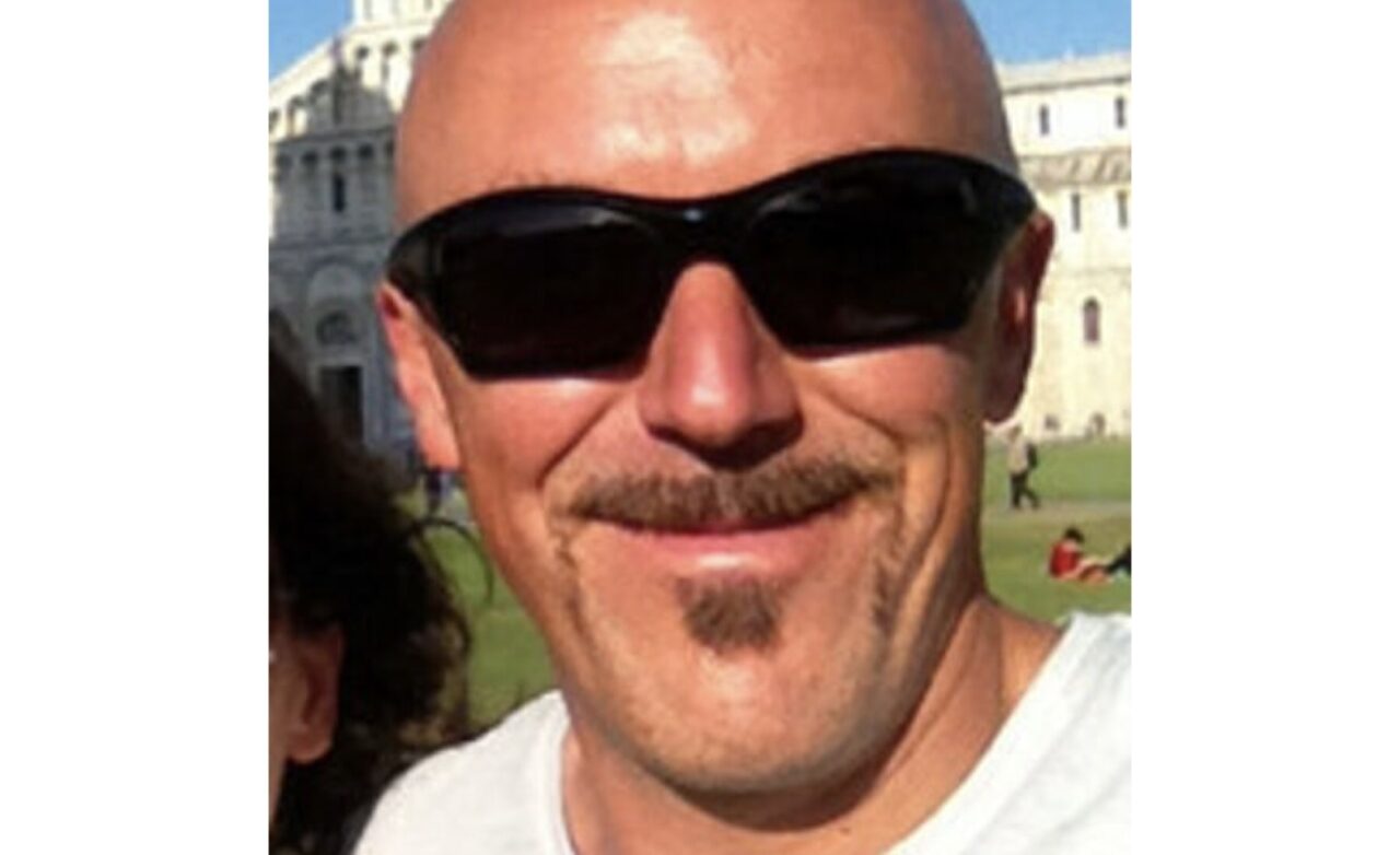 Sorprende i ladri in casa e viene ucciso con un colpo di pistola
