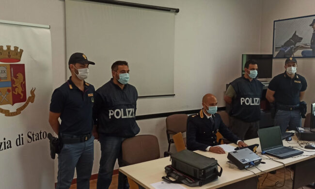 Il suo ex pubblica sue foto osè, donna assolda un pregiudicato che però inizia a ricattarla