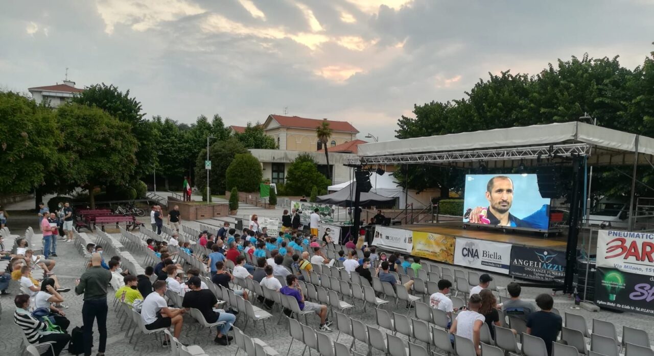 L’Italia riapre la piazza: in 200 a Vigliano per gli azzurri