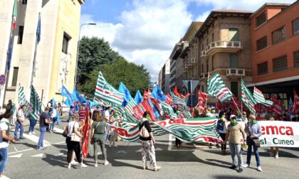 Blocco licenziamenti, i lavoratori in strada. Traffico bloccato in via Torino