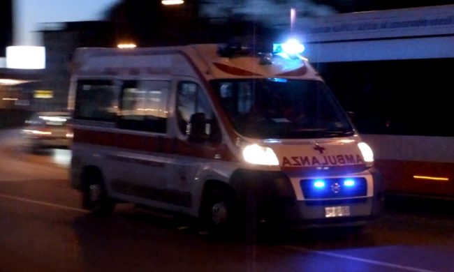 Lite in casa con un volo di 12 metri: uomo in codice rosso