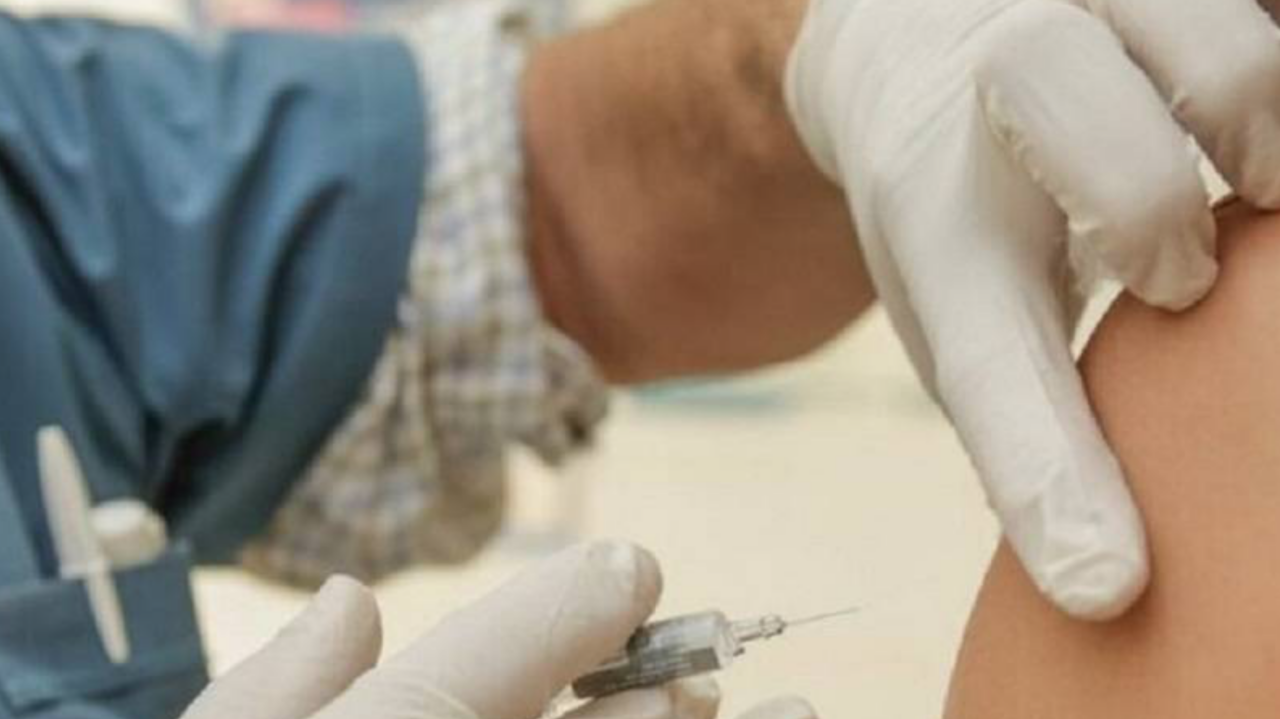Vaccini, è arrivato il via libera alla terza dose per gli over 60