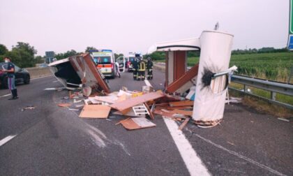 Scoppia gomma in autostrada, il camper si ribalta: salvi due bimbi di 10 anni