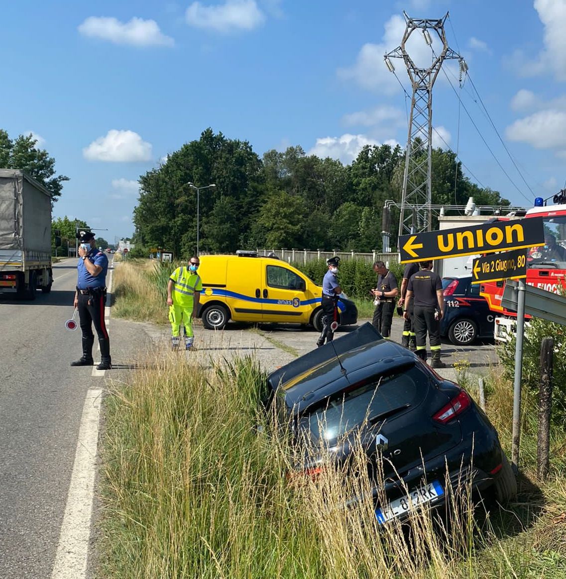 Esce di strada con l’auto che finisce in un fossato e contro la spalletta di un ponte: illesa per miracolo