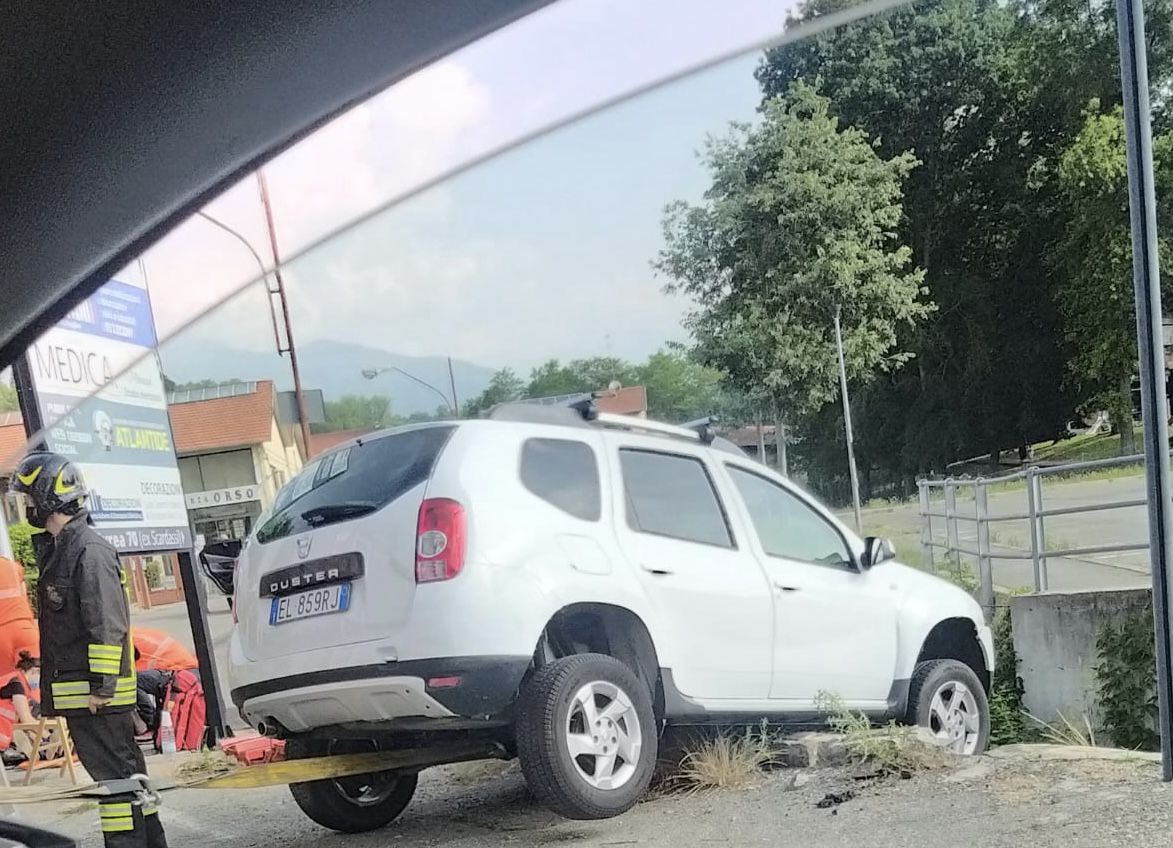 Auto in bilico sul ponticello dopo l’incidente a due