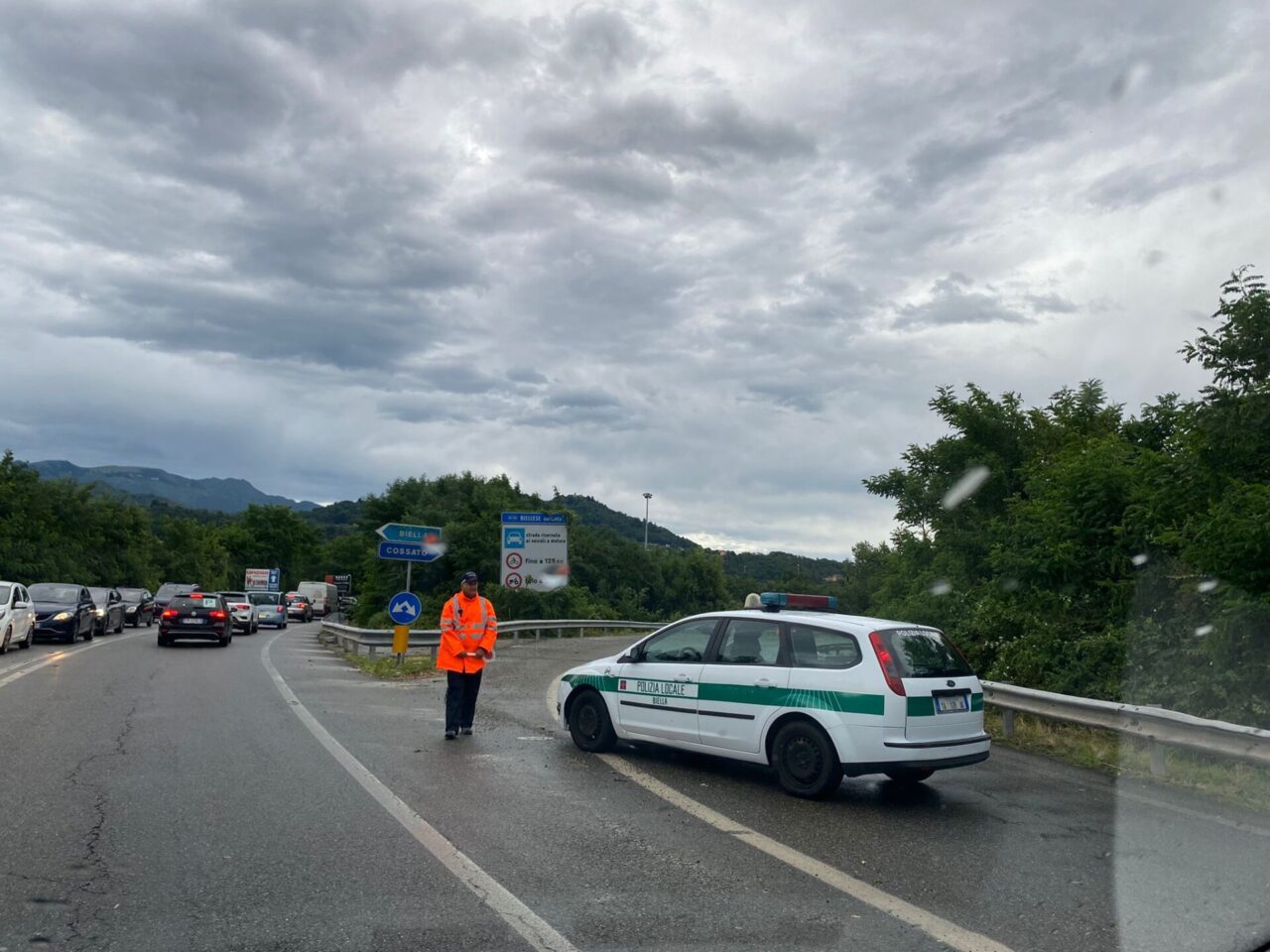 Nubifragio sul Biellese: casa scoperchiata e superstrada chiusa