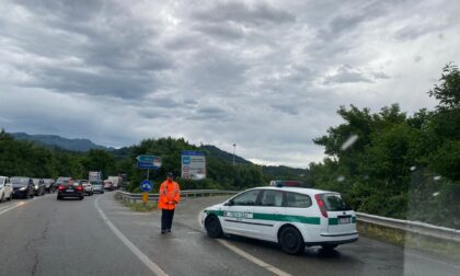 Nubifragio sul Biellese: casa scoperchiata e superstrada chiusa