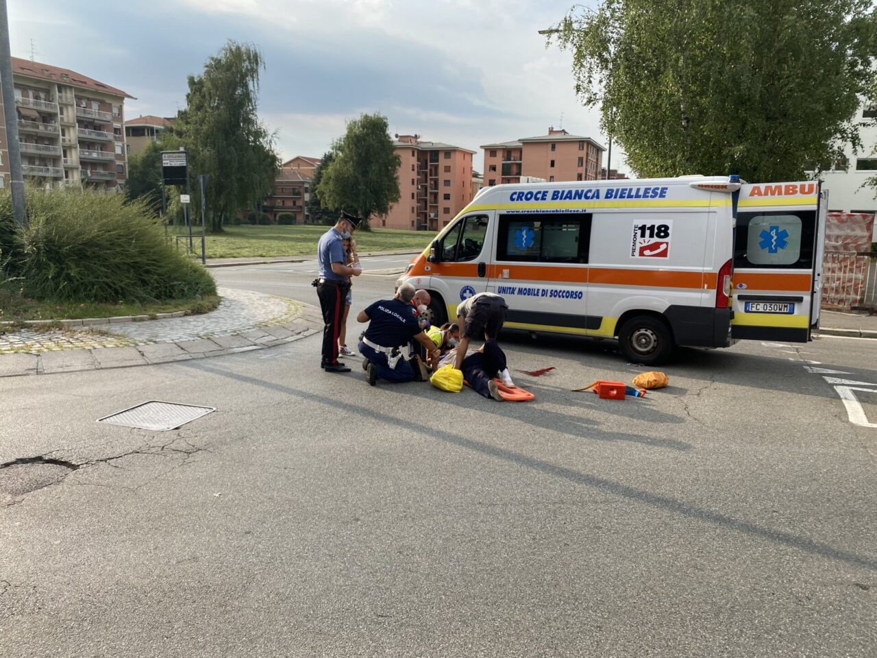 Cade dalla bici e batte la testa: grave una pensionata