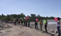 Romagnano palloncini tricolori sul Sesia per chiedere il ponte: guarda il video