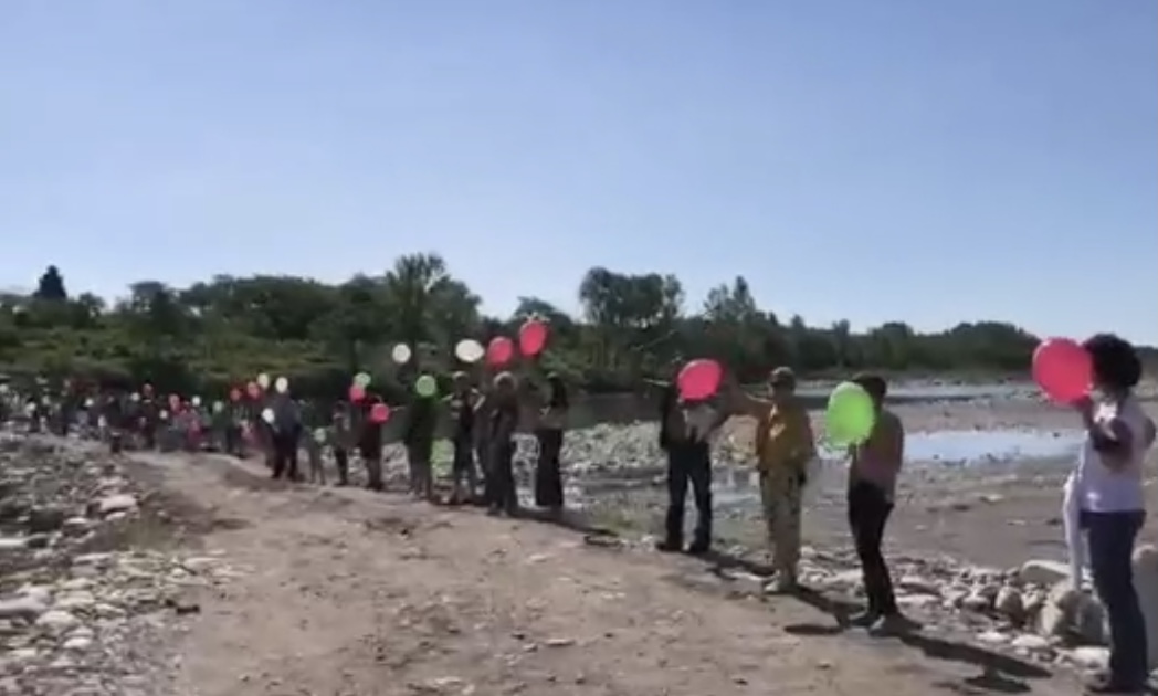 Romagnano palloncini tricolori sul Sesia per chiedere il ponte: guarda il video