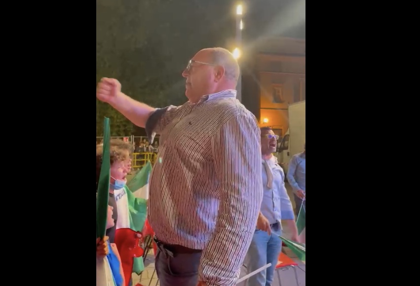 Ecco il video di Corradino che canta a squarciagola l’inno di Mameli
