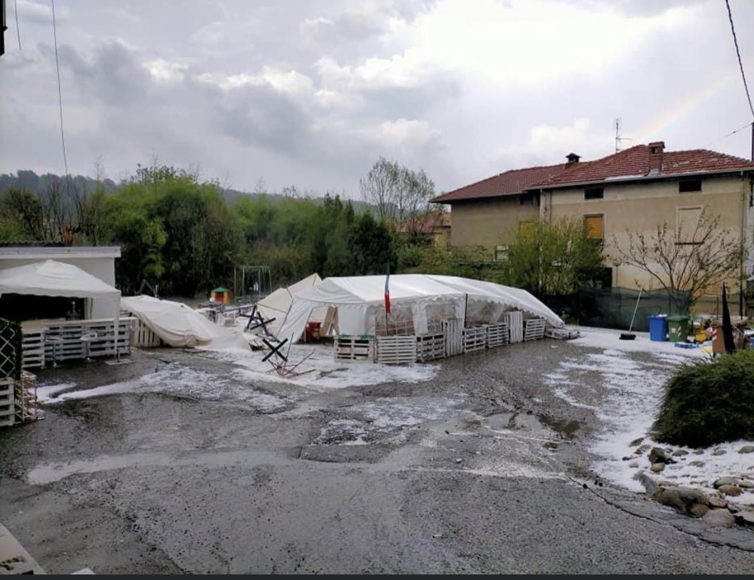 Hanno il dehor del ristorante-pizzeria distutto: “Ma non ci arrendiamo!”