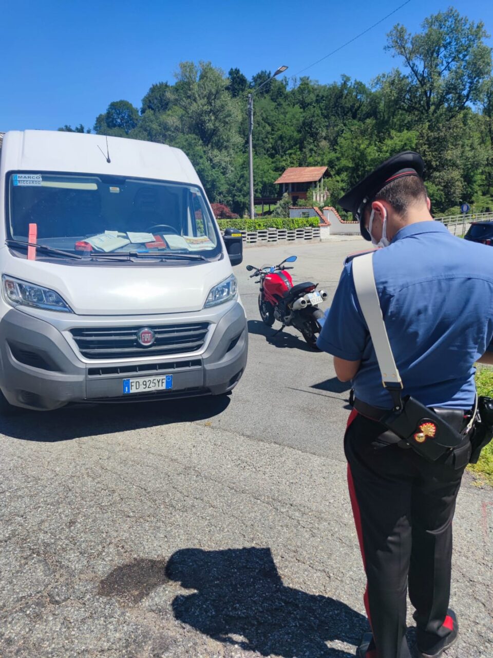 Perde il controllo della moto per evitare un furgone, centauro in ospedale