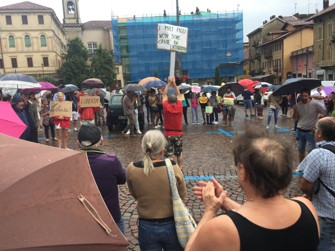 La protesta dei No Pass biellesi torna in Piazza Vittorio Veneto
