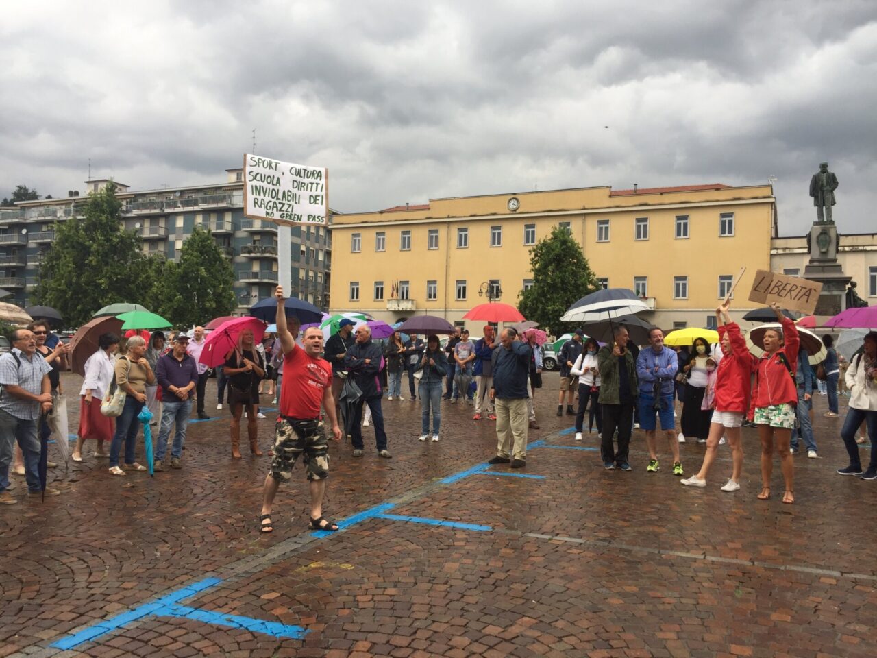 Gli “irriducibili” del no Green Pass e no vaccini in piazza: “Dignità”