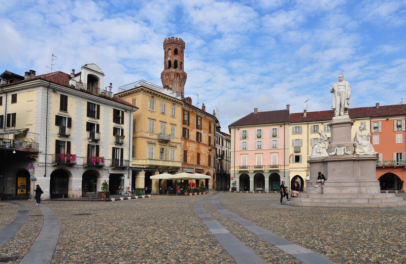 Danneggia la statua di Cavour durante la finale degli europei: identificato e denunciato dalla Polstato