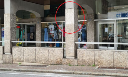 Si stacca una lastra da quaranta chili da un palazzo e colpisce un passante