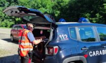 Danneggiano auto in sosta a una donna per vecchi rancori: denunciati dai Carabinieri due settantenni