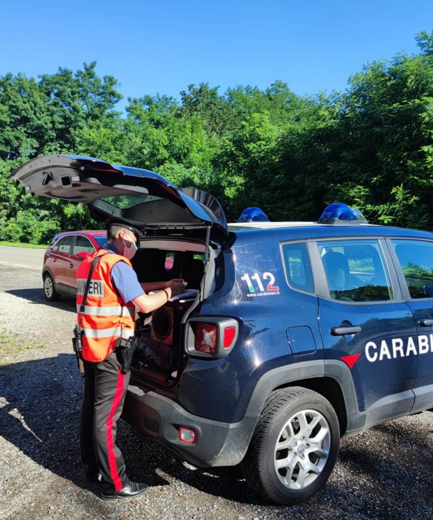 Danneggiano auto in sosta a una donna per vecchi rancori: denunciati dai Carabinieri due settantenni