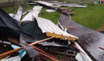 Tornado a Vigliano: copertura del capannone di un'impresa edile finisce sulle serre di una floricoltura