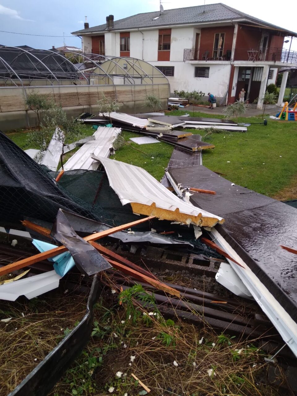 Tornado a Vigliano: copertura del capannone di un’impresa edile finisce sulle serre di una floricoltura