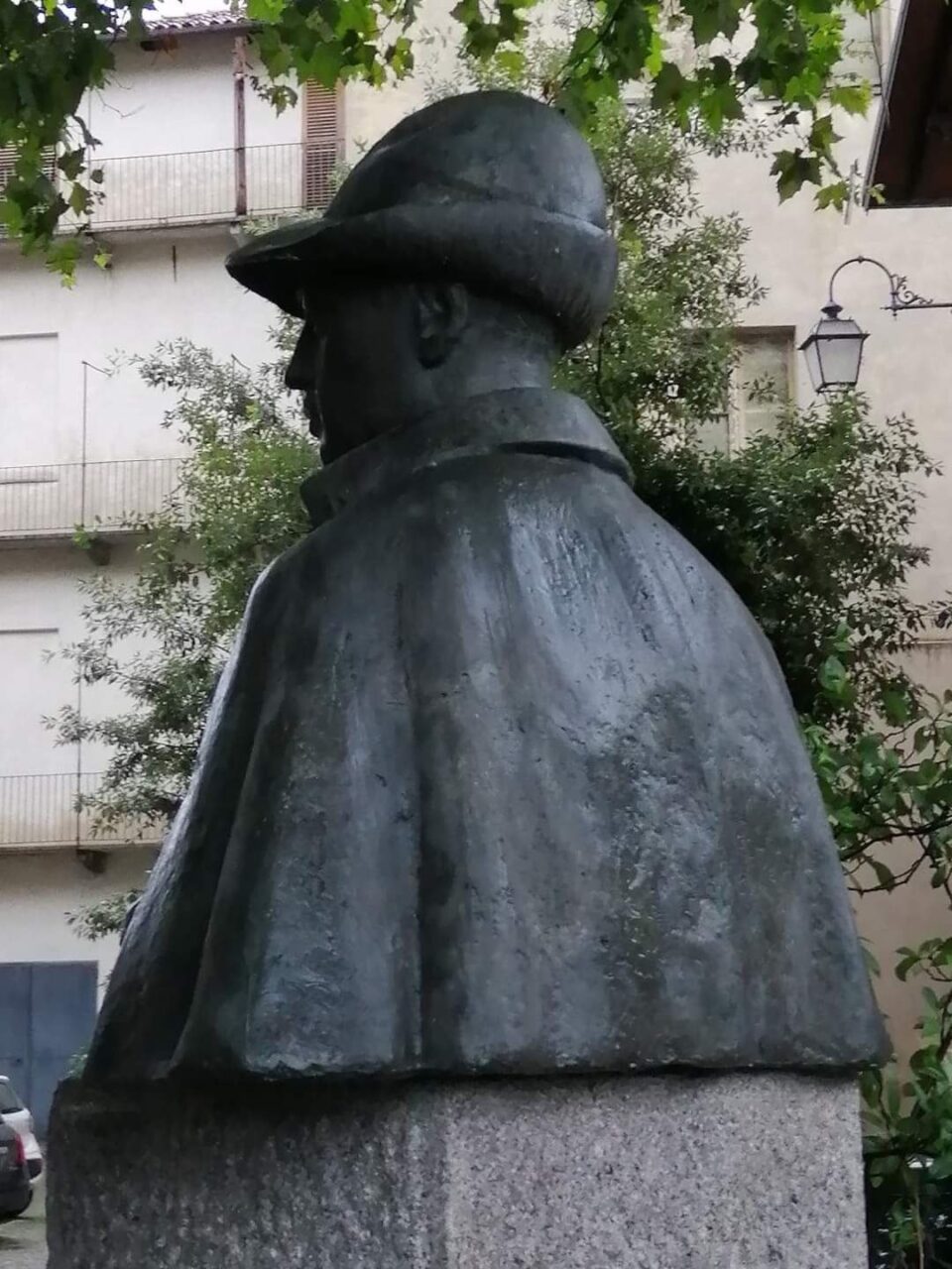 Teppisti al Piazzo: strappata penna dal cappello di Mario Cucco