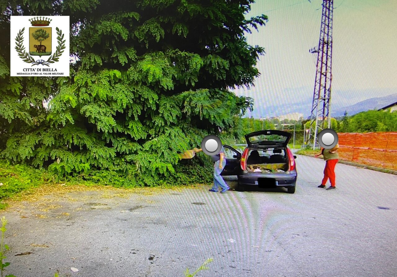 Abbandonavano rifiuti per strada: beccati grazie alle fototrappole del comune