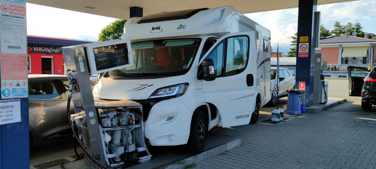 Va a sbattere con il camper contro la colonnina del distributore di gpl: evitato il disastro