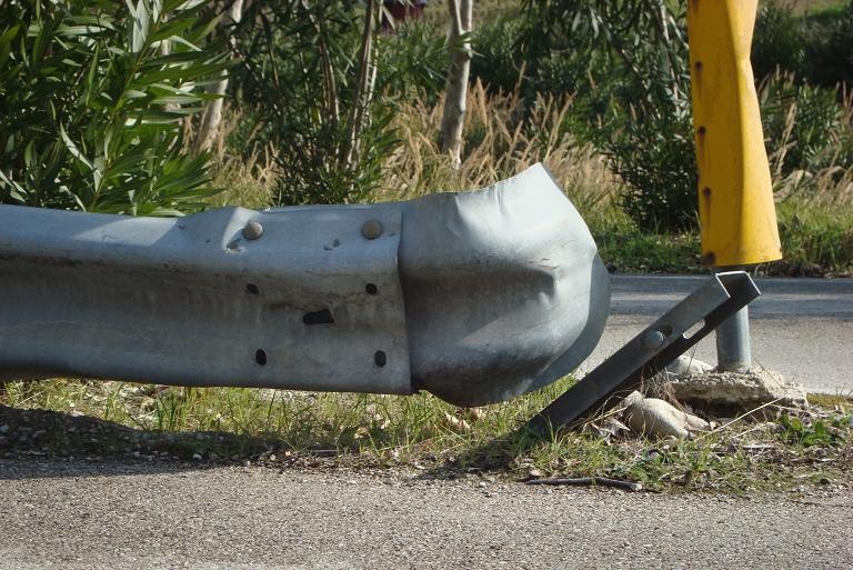 Abbatte il guard rail e poi si allontana con l’auto danneggiata. Rintracciato e multato