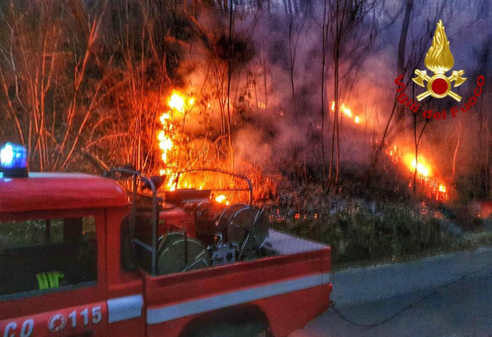 Brucia sterpaglie sotto casa e rischia di causare un incendio. Denunciato 65enne