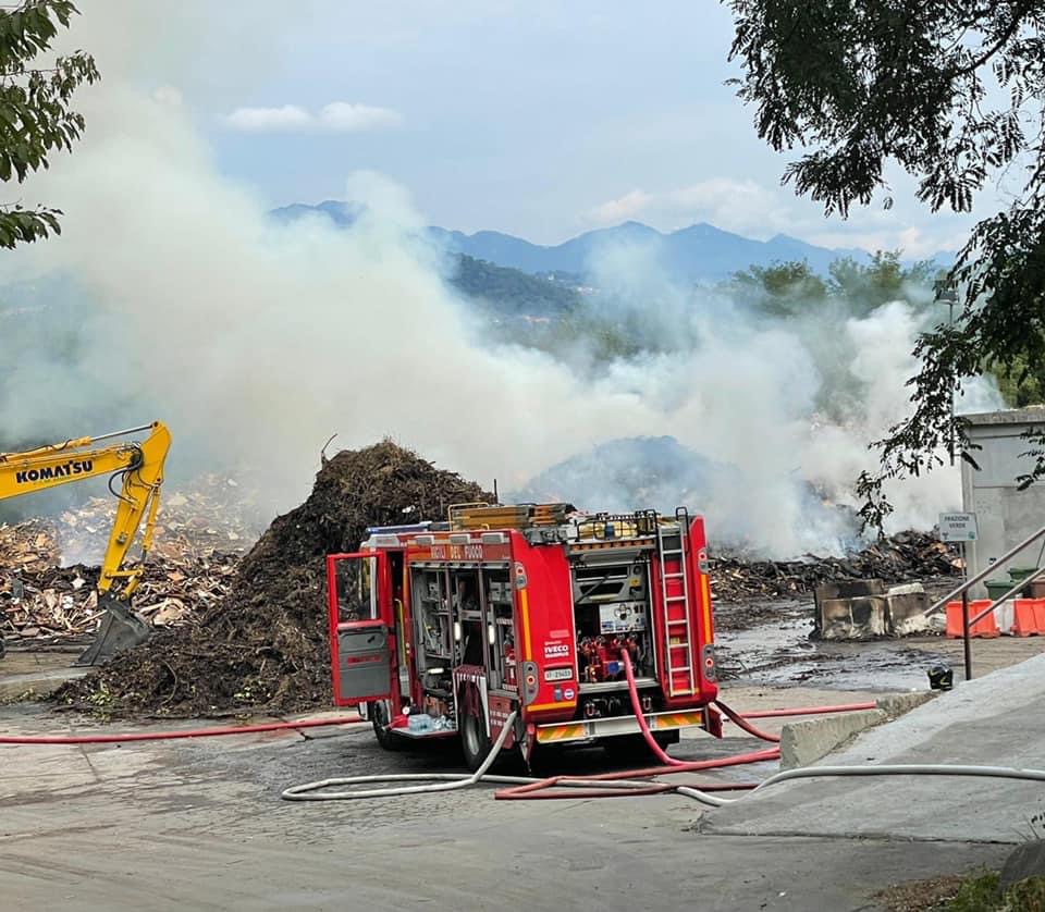 Incendio Ecocentro, Arpa rende note le relazioni sull’inquinamento. Eccole