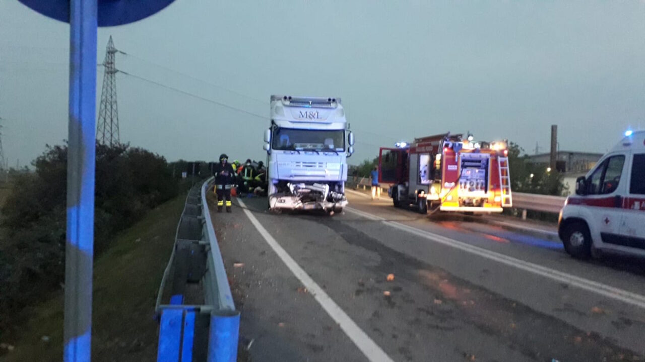 Incidente Santhià: auto sfracellata sotto a un tir, strada chiusa