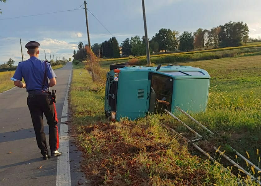 Ubriaco perde il controllo dell’auto e finisce fuori strada