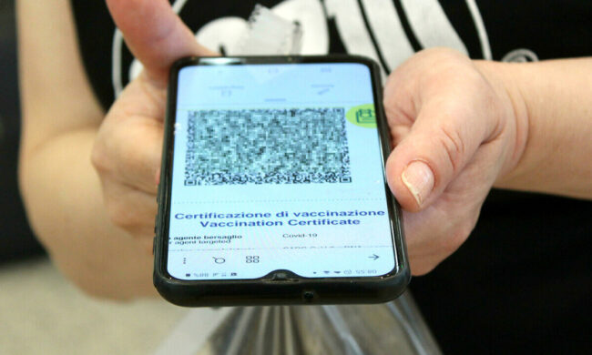 Green pass: scatta l’obbligo per scuole e trasporti. Oggi le proteste nelle stazioni