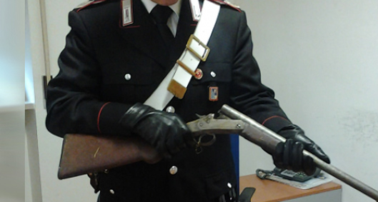 Aveva in casa il fucile del papà, entrambi denunciati e arma sequestrata